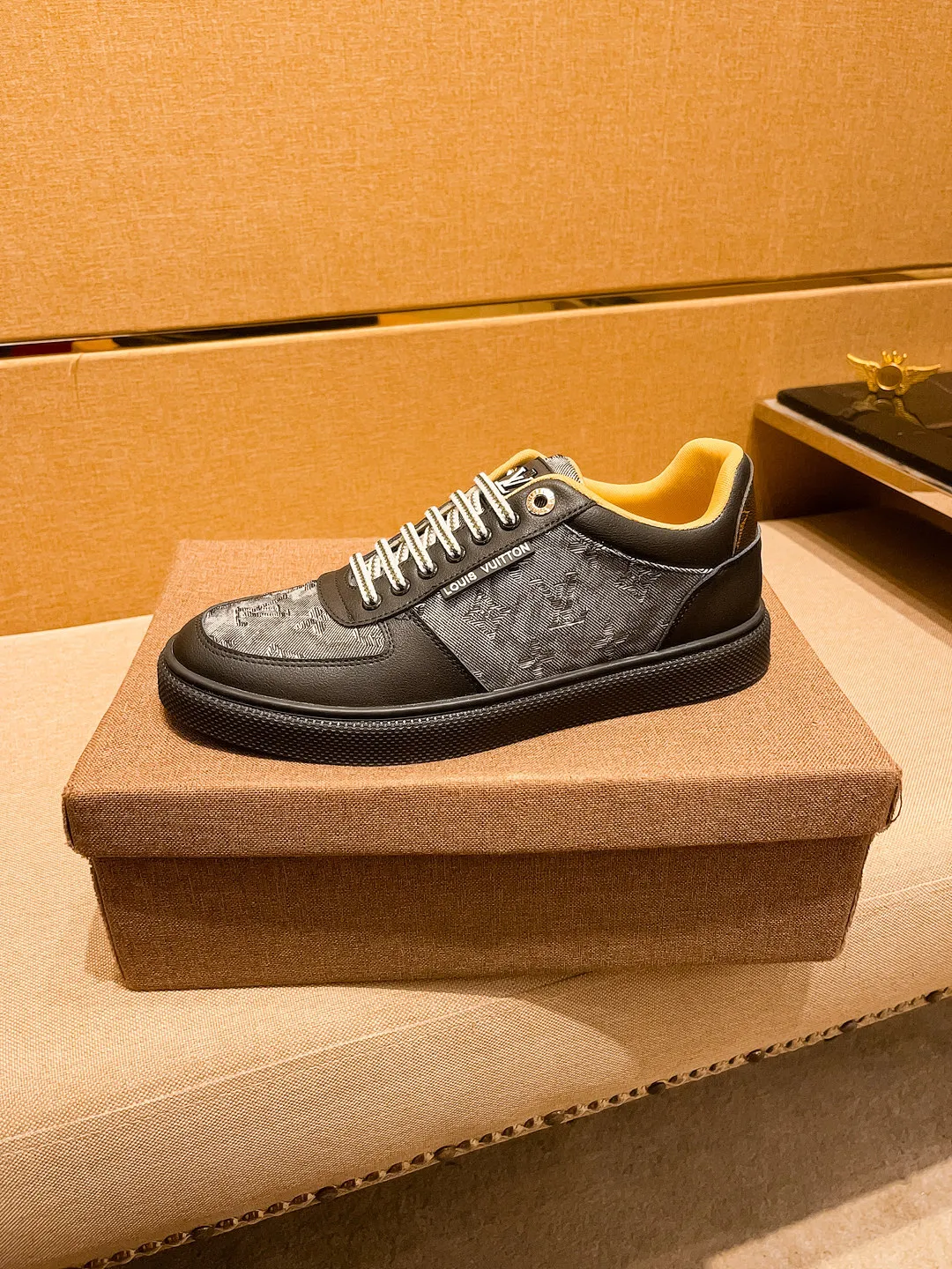 Men's shoes💰 400💰[LV]🔥Louis Vuitton, high-end men's shoes brand, official website 1:1 latest masterpiece: the upper is made of Italian imported first-layer cowhide with a comfortable and breathable lining➕original non-slip and wear-resistant outsole🔥, making walking more convenient and comfortable! An exclusive new model, a stunning work, a beautiful 1:1 replica [color] compared to the official quality! Create a fashionable personality to set off your uniqueness! A must-have for trendy men! Classic 🔥Size: 38-44 Color: 🔥 3⃣️colors available🔥.